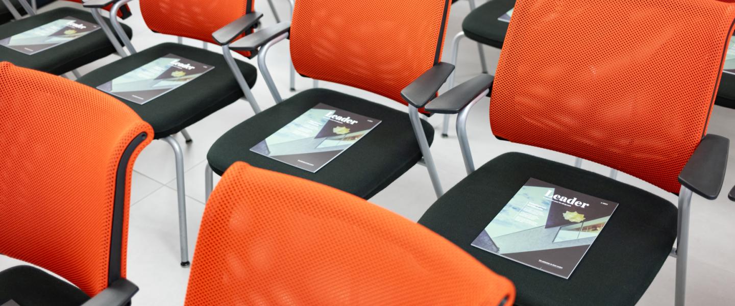 Exemplaires de Leader Mag sur des chaises.