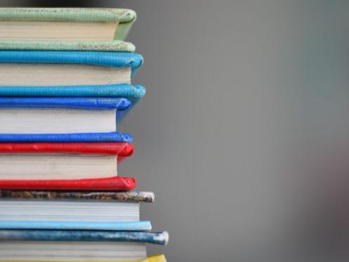 Livres empilés les uns sur les autres