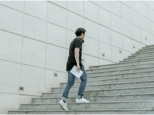Jeune personne grimpant des escaliers.