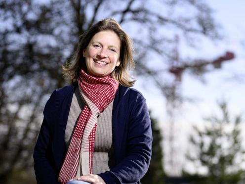 Karin Schultz seduta all’aperto.