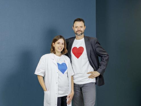 Mikael de Rham e Alexia Rossi in piedi, uno accanto all’altra.