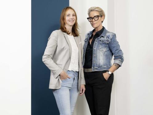 Porträt von Julie Zumbuehl und Carole Wittmann, die nebeneinander stehen.