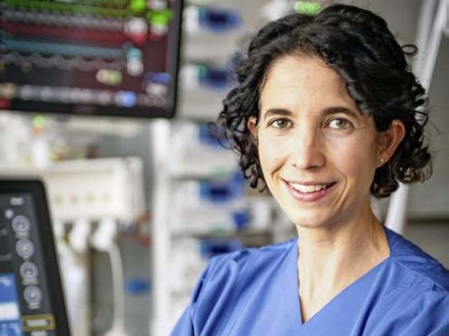 Dr. Nadine Cueni mit verschränkten Armen.