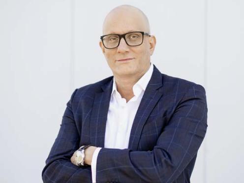 Porträt von Nicolas Stevan mit verschränkten Armen.