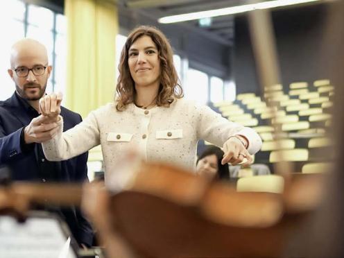 Chef d’orchestre apprenant auprès d’un autre chef lors d’une séance de travail.