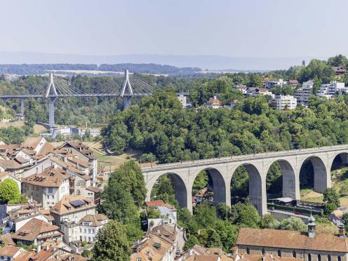 Viaduc et pont dans un paysage verdoyant