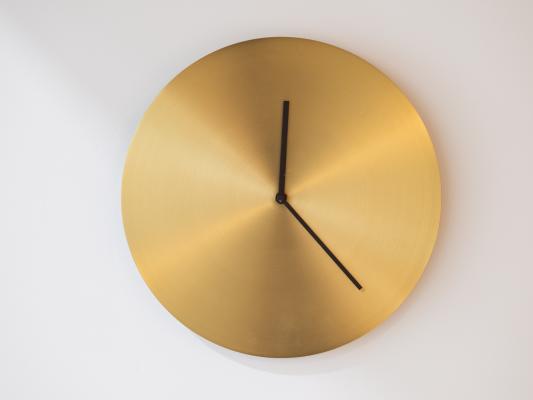 Horloge dorée au mur.
