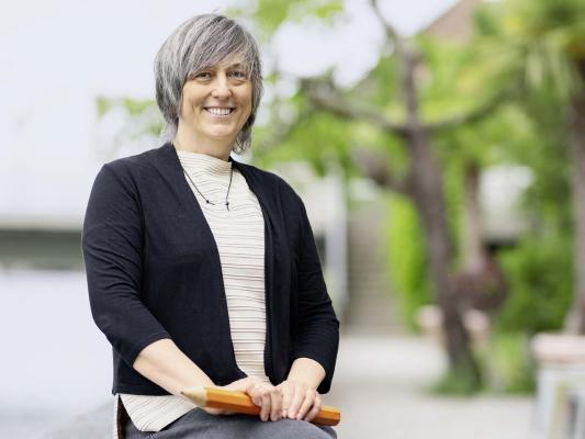 Porträt von Yvonne Müller im Sitzen.