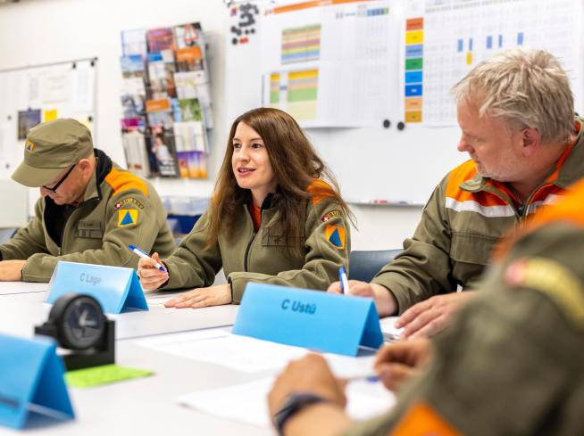 Des membres de la protection civile en réunion autour d'une table