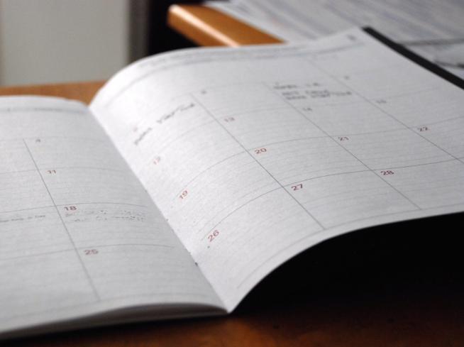Un agenda posé sur une table en bois