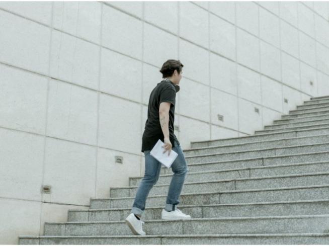 Jeune personne grimpant des escaliers.