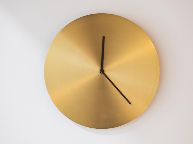 Horloge dorée au mur.
