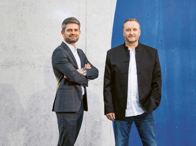 Nicolas Guillen e Pascal Coeudevez in piedi uno accanto all’altro.