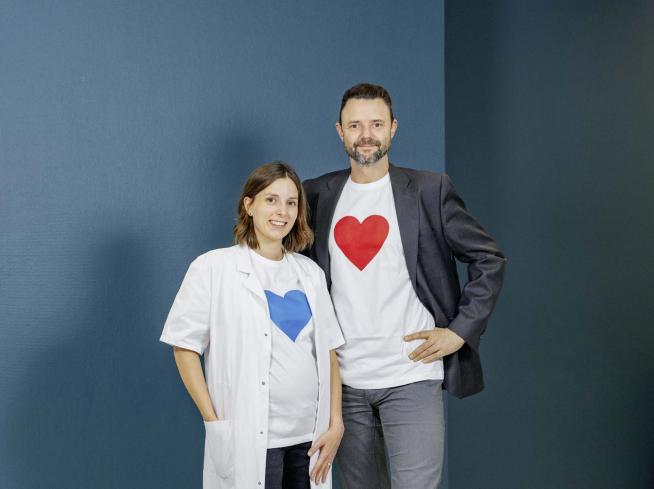 Mikael de Rham e Alexia Rossi in piedi, uno accanto all’altra.