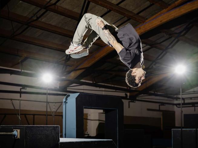 Kevin Crupi mentre esegue un salto mortale all’indietro.