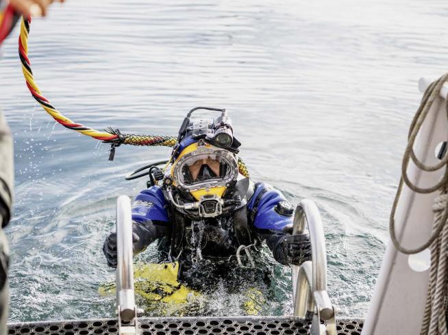 Tuffatore con la testa fuori dall’acqua.