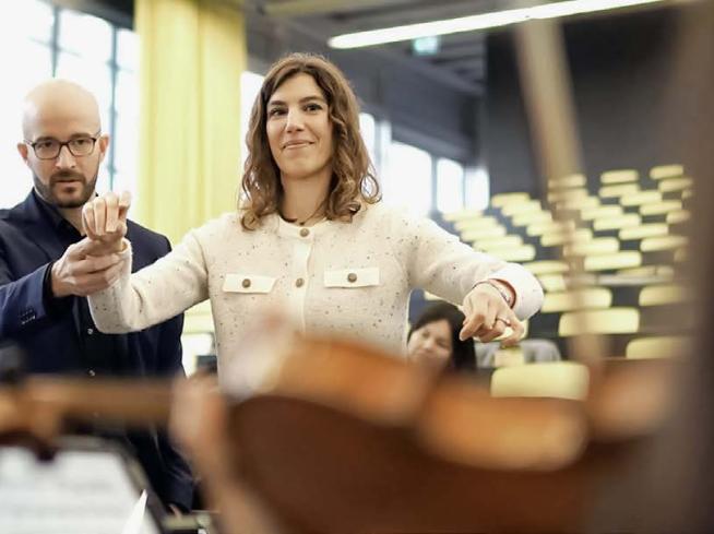 Direttore d’orchestra durante una sessione di lavoro con un altro direttore.