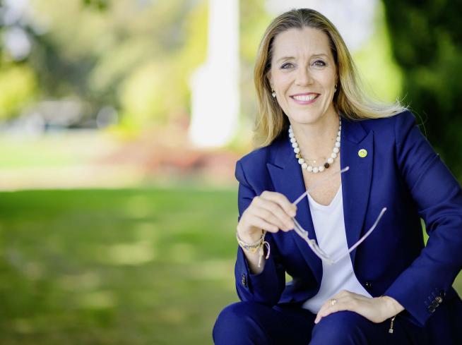 Isabelle Chappuis seduta, con gli occhiali in una mano.